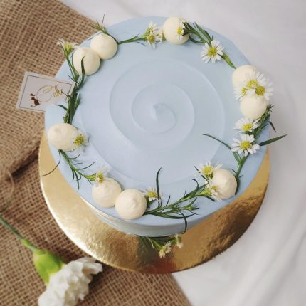 Blooms of Joy: Fresh Blue Daisy/Baby Breath Cake | iCake Melbourne