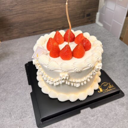 Exquisite White Strawberry Vintage Cake | iCake Melbourne