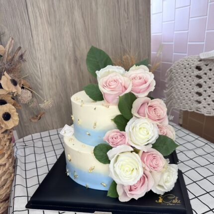 Elegance in Ocean & Bloom: iCake's Exquisite Rose Wedding Cake
