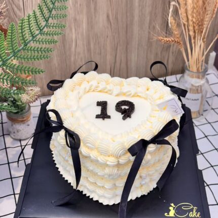 Elegant Heart Shaped Vintage Cake – Classic & Timeless Birthday Cake