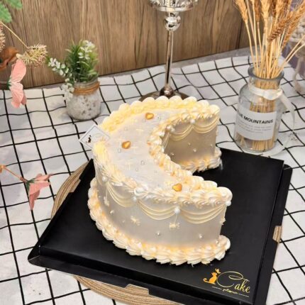 Crescent Moon Dream Cake – Elegant Moon-Shaped Celebration Cake｜iCake Melbourne