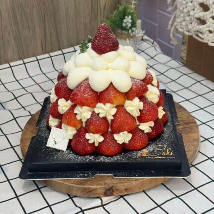 iCake Melbourne – Strawberry Christmas Tree Cake