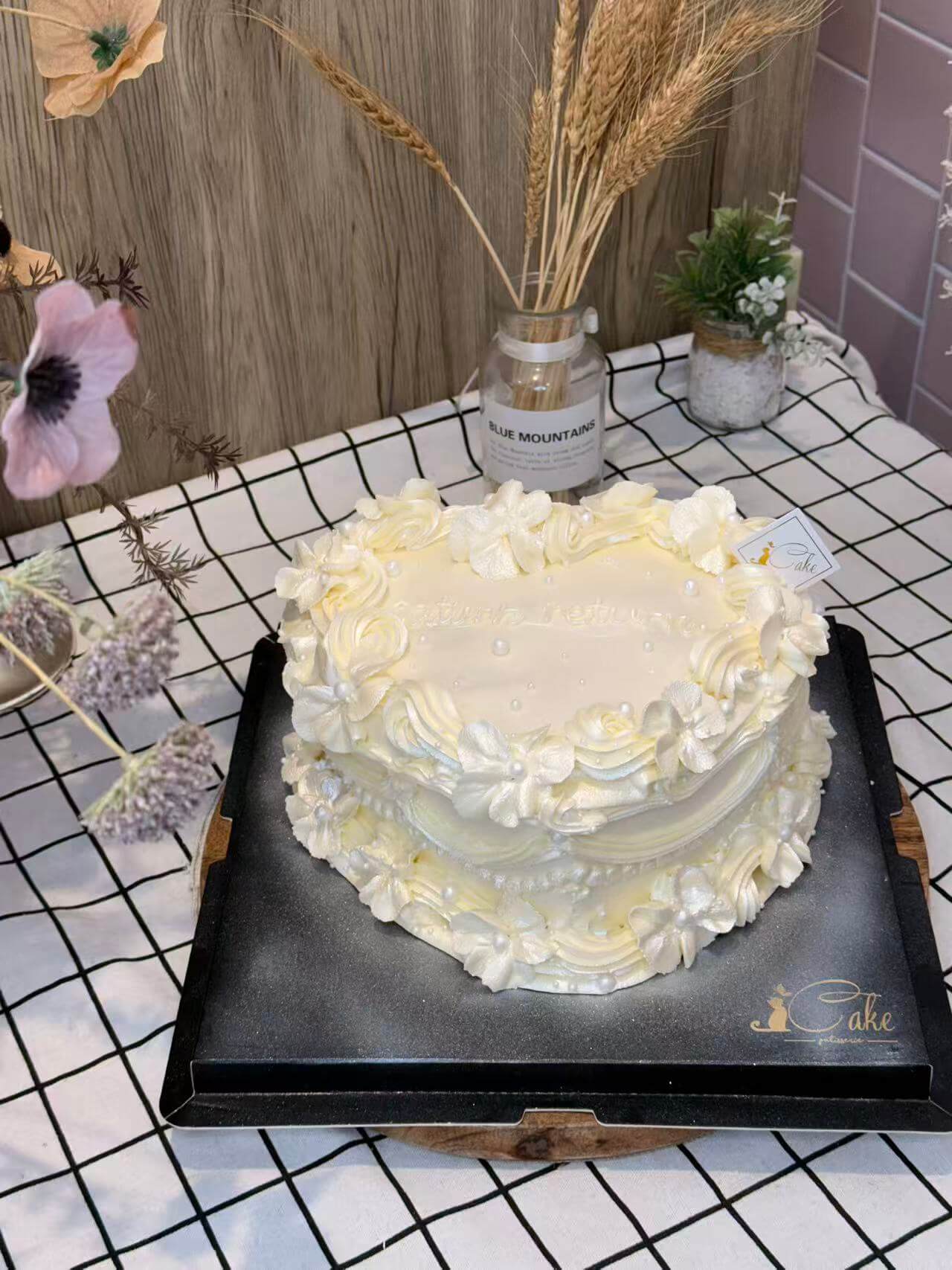 The Moonlight Vintage Heart: Melbourne’s Premier Shimmering Silver-White Vintage Cake - Image 2