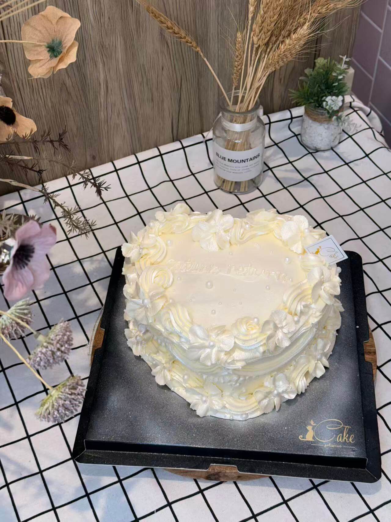 The Moonlight Vintage Heart: Melbourne’s Premier Shimmering Silver-White Vintage Cake