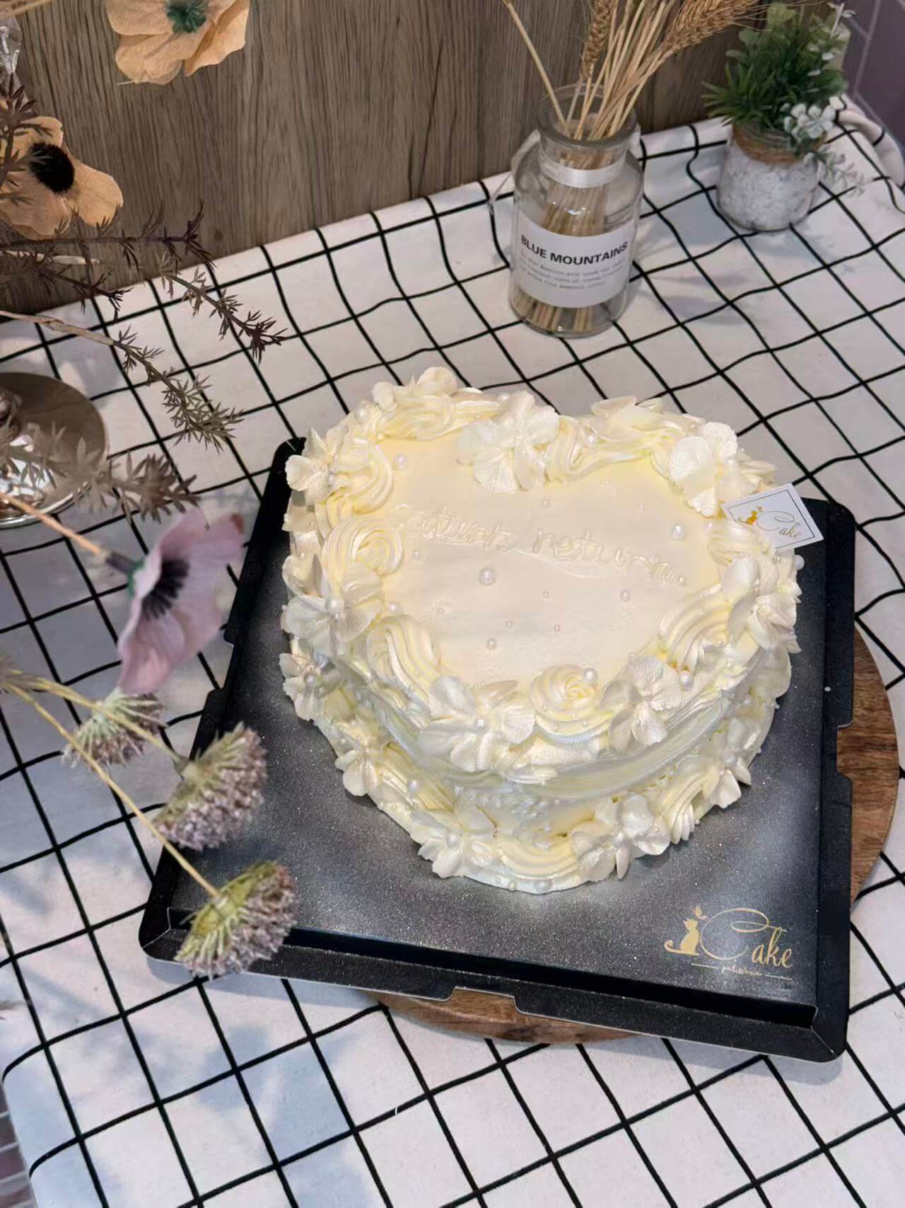 The Moonlight Vintage Heart: Melbourne’s Premier Shimmering Silver-White Vintage Cake - Image 3