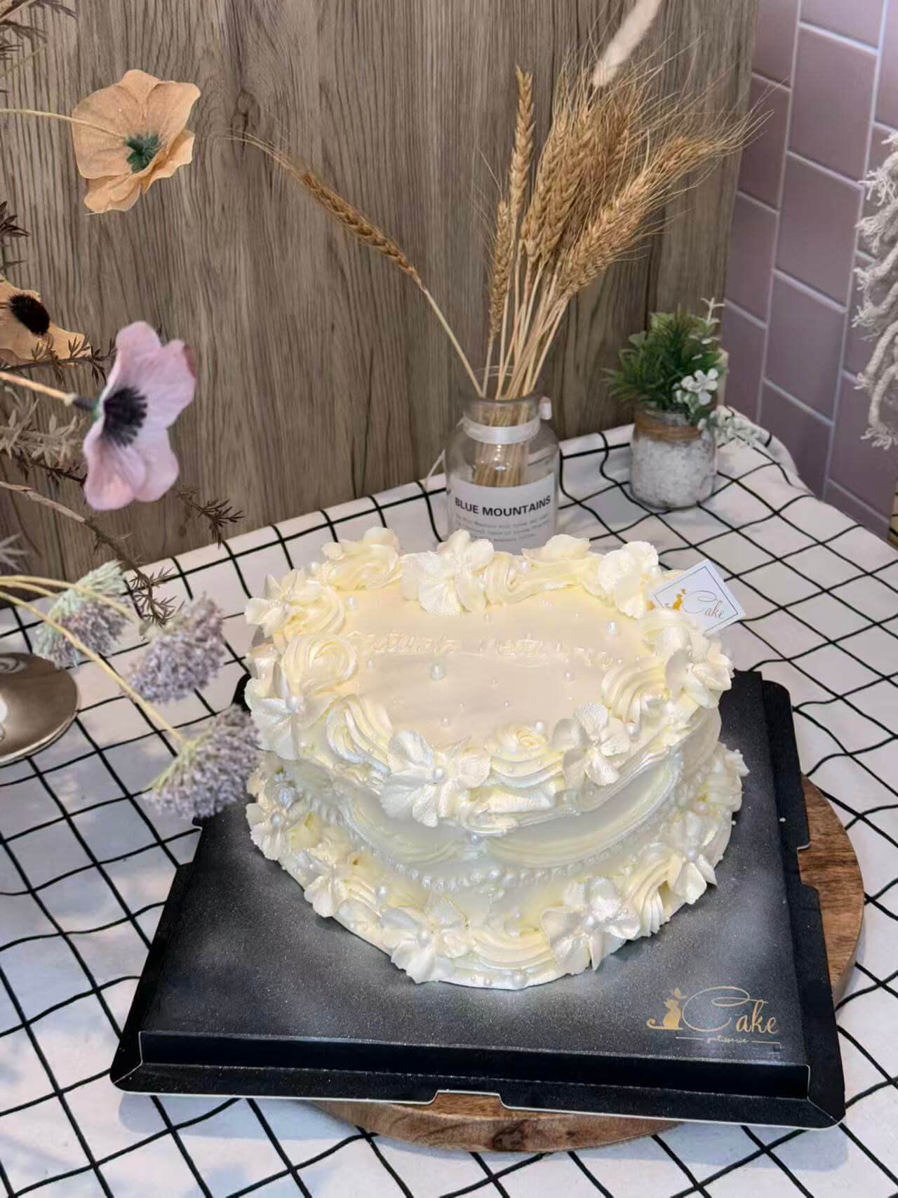 The Moonlight Vintage Heart: Melbourne’s Premier Shimmering Silver-White Vintage Cake - Image 4