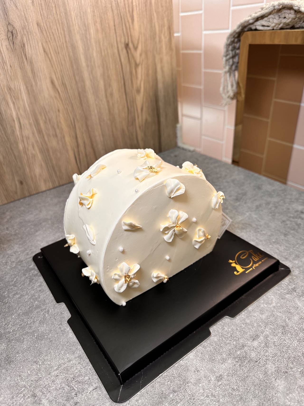 Exquisite White Flower Cake in Melbourne | iCake Delights - Image 3